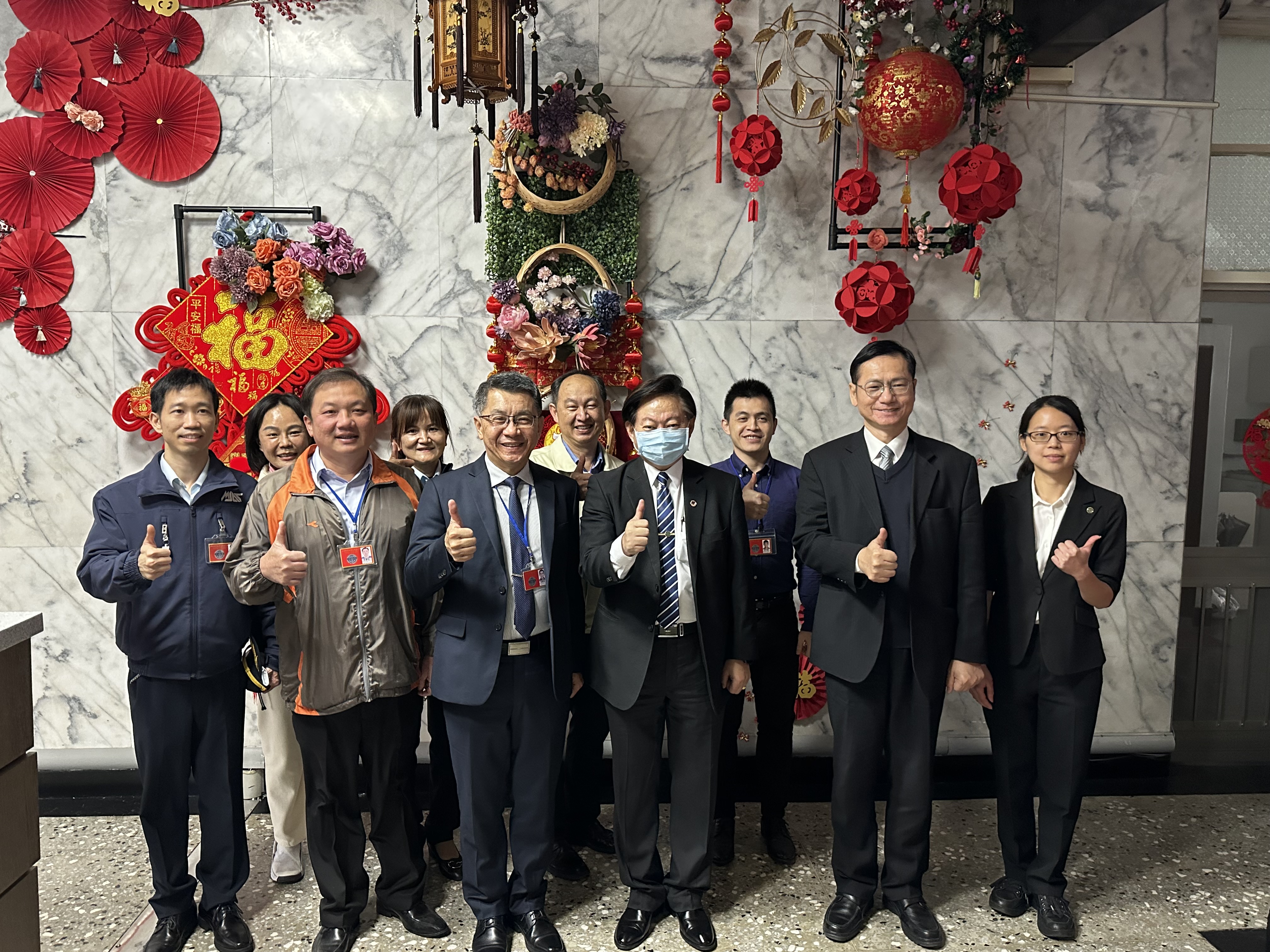署長與同仁合影