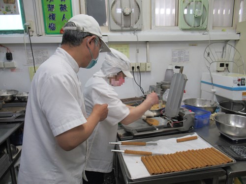 技訓老師講解作業流程及成品檢視