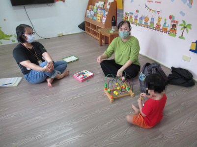 蘆葦啟智中心早療機構社工師、早療師入所對幼童進行發展評估