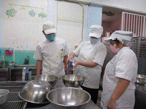 技訓老師指導製作麵包